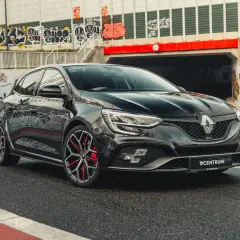 Czarny Renault Megane RS na tle graffiti. Idealny wybór dla tych, którzy szukają sportowych emocji i atrakcyjnego **leasingu Renault Megane**.