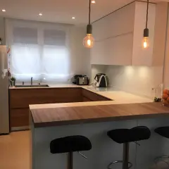 Cocinas pequeñas con barra: ideas clave para maximizar tu espacio