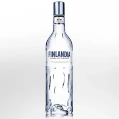 Butelka wódki Finlandia na białym tle.
