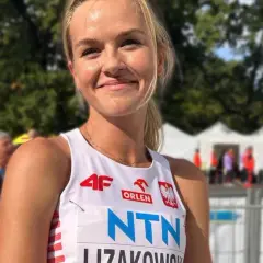 Uśmiechnięta Weronika Lizakowska w stroju sportowym z logo NTN, gotowa do startu.