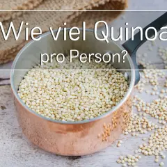 Ein Kupfertopf voller Quinoa, daneben verstreute Körner. Die Frage "Wie viel Quinoa pro Person?" ist im Bild zu sehen.