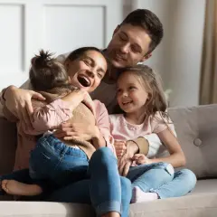 Szczęśliwa rodzina: mama, tata i dwie córki, jedna z nich to wspólne dziecko, druga to dziecko z poprzedniego związku.