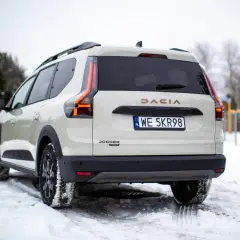 Biała Dacia Jogger Hybrid na śniegu. Sprawdź atrakcyjną dacia jogger cena i wybierz swój wymarzony samochód.