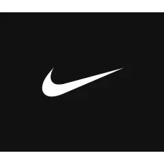 Biały symbol "Swoosh" na czarnym tle. To znak rozpoznawczy marki Nike, która pochodzi ze Stanów Zjednoczonych.