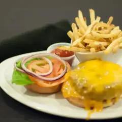 Pyszny burger z serem, frytki i ketchup. Czym się różni hamburger od burgera? Ten wygląda na pyszny!