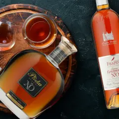 Dwie butelki i kieliszki z brandy, w tym Pliska XO i Frapin Château Fontpinot XO. Dobre brandy do 100 zł.