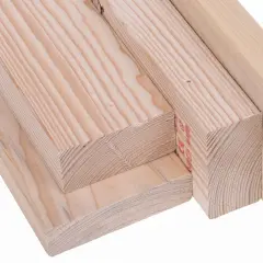 Drewno budowlane, w tym belki z sosny skandynawskiej, ułożone na białym tle.