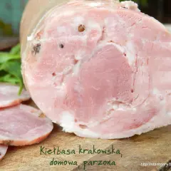 Kiełbasa krakowska parzona, domowa, nie wędzona, z widocznymi ziarnami pieprzu. Idealna na kanapki.