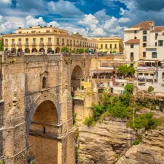 Ronda, Spanien: Eine Brücke überspannt eine tiefe Schlucht, Häuser klammern sich an Felsen. Perfekt, wohin reisen im November für mildes Wetter und atemberaubende Ausblicke.
