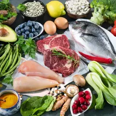Składniki na low carb dietę: ryba, mięso, kurczak, awokado, jagody, orzechy, warzywa, oliwa.