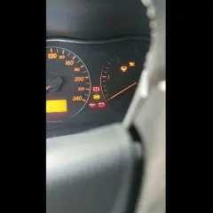 Kontrolki na desce rozdzielczej Toyoty D4D wskazują problem z odpalaniem na zimnym. Świeci się kontrolka świec żarowych i oleju.