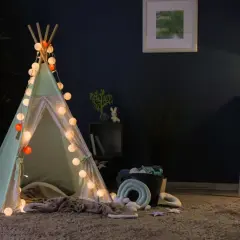 Urocze tipi dla psa, ozdobione lampkami, tworzy przytulne miejsce do odpoczynku. Idealne, gdy zastanawiasz się, jak zrobić tipi dla psa.