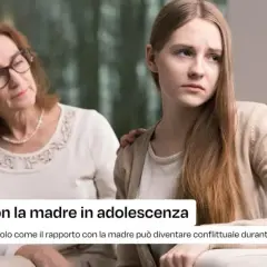 Madre consola figlia adolescente, offrendo supporto per gestire le difficoltà relazionali. Scopri come comportarsi con una figlia egoista.