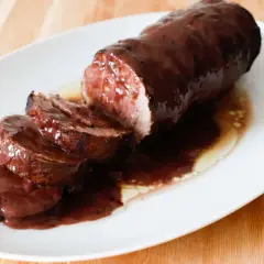 Arrosto di vitello con salsa al vino rosso, un piatto che ricorda la ricchezza della rosa di Parma.