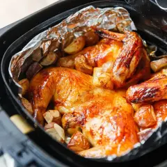 Pollo dorato e patate croccanti in friggitrice ad aria, un pasto delizioso pronto in poco tempo.