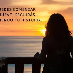 Mujer en silueta contempla un atardecer, inspirada por frases de comienzo de una nueva etapa.