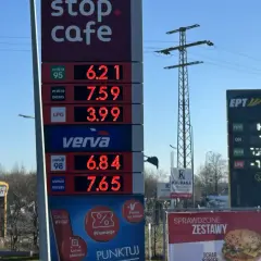 Ceny paliw na stacji: verve diesel 7,65 zł, verve 98 6,84 zł, LPG 3,99 zł. Obok tablica z cenami EPT.