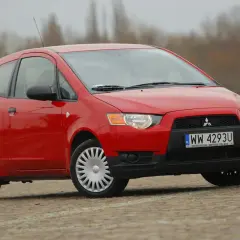 Czerwony Mitsubishi Colt na zewnątrz. Poznaj jego kompaktowe mitsubishi colt wymiary, idealne do miasta.