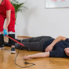 Jak pomóc osobie porażonej prądem – kluczowe kroki do ratunku