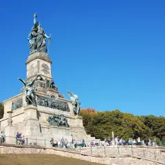 Das Niederwalddenkmal bei Rüdesheim, ein beeindruckendes Monument, das an die Reichsgründung erinnert. Ein echter Geheimtipp am Rhein für Geschichtsinteressierte und Naturliebhaber.