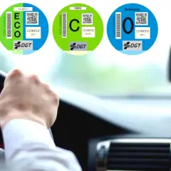 Conduire en Espagne : vignette Crit'Air obligatoire. Les autocollants DGT (B, ECO, C, 0) indiquent la classification environnementale du véhicule.
