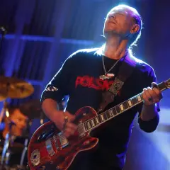 Andrzej Nowak z TSA gra na gitarze, zamykając oczy w transie.