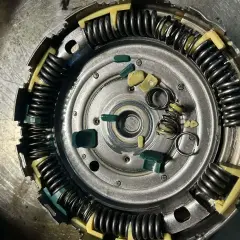 Mechanizm sprzęgła z widocznymi sprężynami i elementami, gotowy do **powershift**.