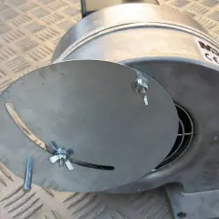 Metalowy wentylator nadmuchowy do pieca węglowego z regulowaną klapką.