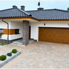 Jak wybrać idealną kostkę brukową do brązowego dachu? Porady i inspiracje
