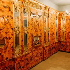 Wnętrze zdobione mozaiką z bursztynu, złote ornamenty i lustra tworzą magiczną atmosferę. To mamerki bursztynowa komnata.