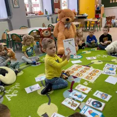 Dzień pluszowego misia w przedszkolu – kiedy i jak go obchodzić?