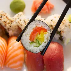 Jak zrobić sushi w domu – prosty przepis i porady dla początkujących