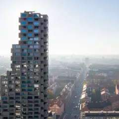 Norra Tornen utsikt över en stad i dimma. Den unika arkitekturen med utskjutande fönsterpartier fångar ljuset.