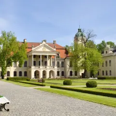 Pałac w Janowie Podlaskim, perła lubelskich miast, otoczony zielenią i zadbanym ogrodem.