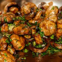 Champignons sautés, brillants et garnis de persil frais. Une recette simple et savoureuse pour sublimer ce légume.