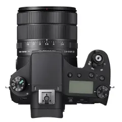 Góra aparatu Sony RX10 IV w teście. Widoczny obiektyw Vario-Sonnar T* 2.4-4/8.8-220, pokrętła trybów i zoomu.