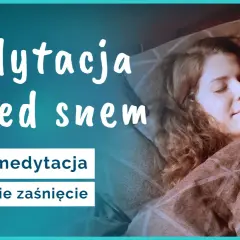 Kobieta śpi spokojnie pod kocem. Napis "Medytacja przed snem" sugeruje, że to prosta medytacja na bezsenność, która pomaga szybko zasnąć.