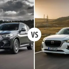 Szara BMW X3 i biała Mazda CX-60 jadące po drogach.