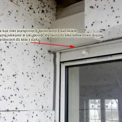 Obróbka rolet zewnętrznych styropianem. Taśma rozprężna tworzy dystans dla kleju z siatką przy kasecie rolety nad oknem.