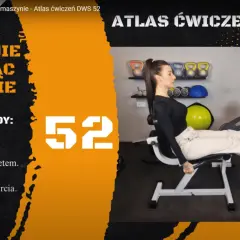 Kobieta wykonuje prostowanie nóg na maszynie, ćwicząc mięśnie ud. Na ekranie widnieje numer 52 i tytuł "Atlas ćwiczeń".