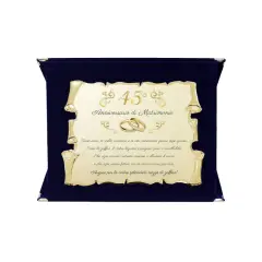 Złota tablica z napisem "45° Anniversario di Matrimonio" i obrączkami, na granatowym tle. Gratulacje z okazji 45 rocznicy ślubu.