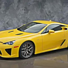 Żółty Lexus LFA, ikona motoryzacji. Jego cena jest wysoka, ale wrażenia z jazdy bezcenne.