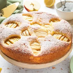 Szybkie ciasto na niedzielę do kawy, z jabłkami i cukrem pudrem, prezentuje się apetycznie. Idealne na leniwe popołudnie.