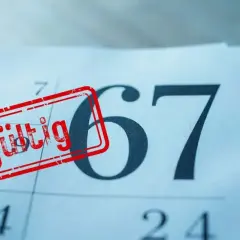 Das Bild zeigt die Zahl 67 mit einem roten Stempel "Endgültig". Wenn ich 58 Jahre bin, wann kann ich in Rente gehen?