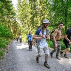 Grupo de excursionistas disfrutando de rutas de senderismo para principiantes en un bosque frondoso.