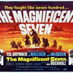 Plakat filmu "Siedmiu wspaniałych obsada" z Yulem Brynnerem i Steve'em McQueenem. Siedmiu rewolwerowców na koniach w westernowym krajobrazie.