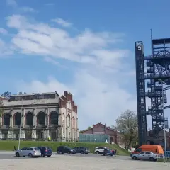 Dawne szyby kopalniane w Katowicach, przypominające o historii górnictwa, kontrastują z nowoczesnymi budynkami. Wrocław też ma swoje ciekawe miejsca.