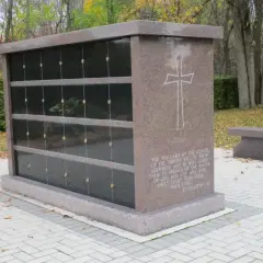 Mauzoleum z miejscami na urny. Czy można samemu przewieźć prochy zmarłego? Warto sprawdzić przepisy.