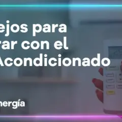Consejos para ahorrar con el aire acondicionado en modo verano. Una mano sostiene el control remoto, mostrando la temperatura.