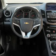 Wnętrze Chevrolet Orlando. Kierownica, deska rozdzielcza z radiem i nawigacją, dźwignia zmiany biegów. Poznaj chevrolet orlando wymiary.